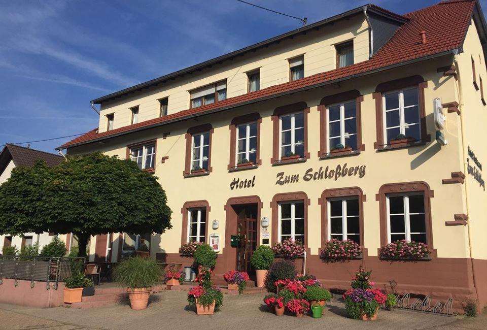 Hotel Restaurant Zum Schlossberg Wadern ภายนอก รูปภาพ